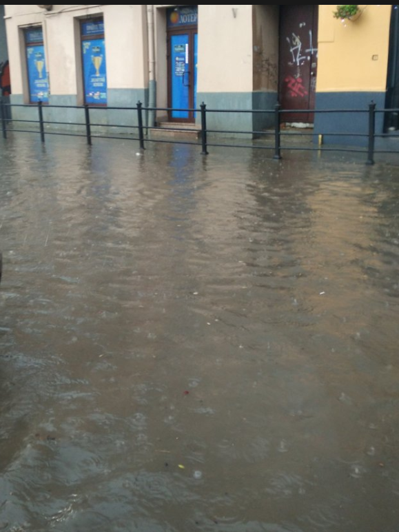 Львів залило дощем: з'явилися фото і відео, у що перетворилося місто