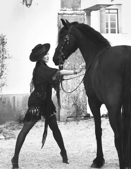 "Королева": 60-летняя легенда сцены удивила фото в чулках