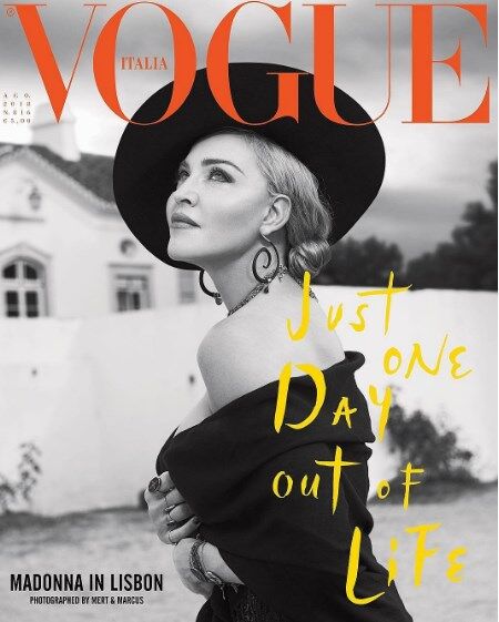 "Королева": 60-летняя легенда сцены удивила фото в чулках