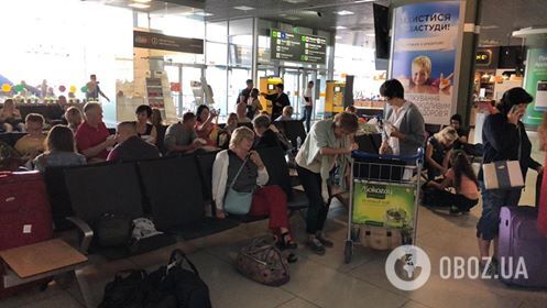 Среди пассажиров много детей: туристы снова застряли в аэропорту Киева
