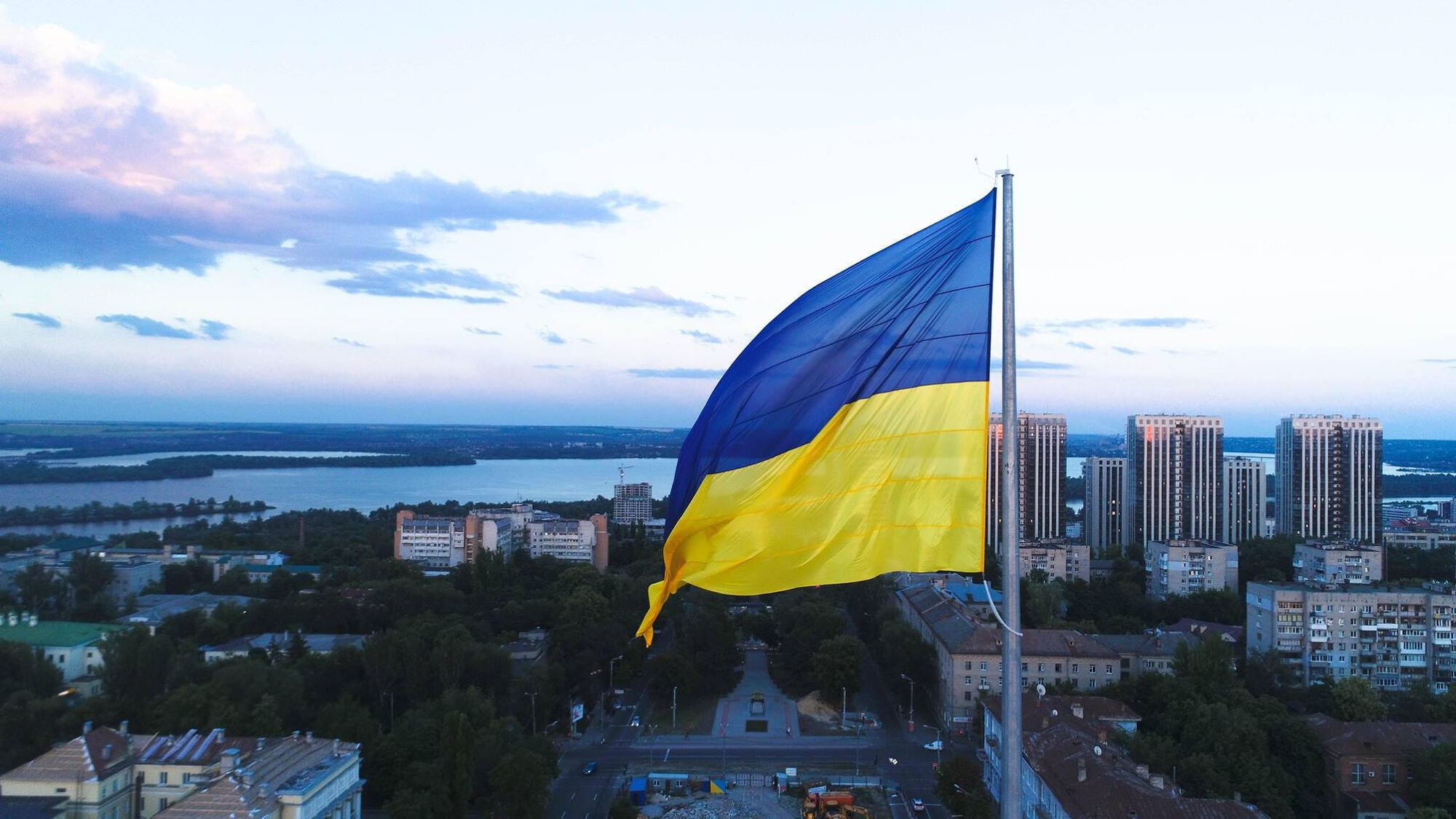 У Дніпрі прапор України підняли на висоту 72 метри - Голик