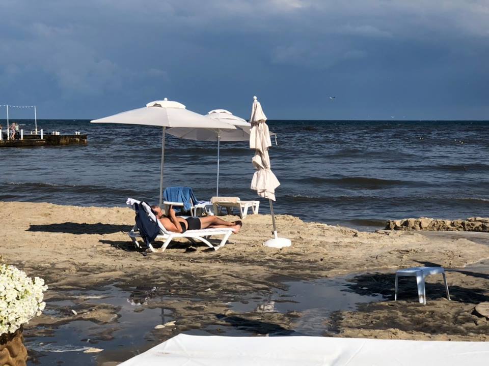 На пляже в Одессе забил огромный гейзер из грязи: видео