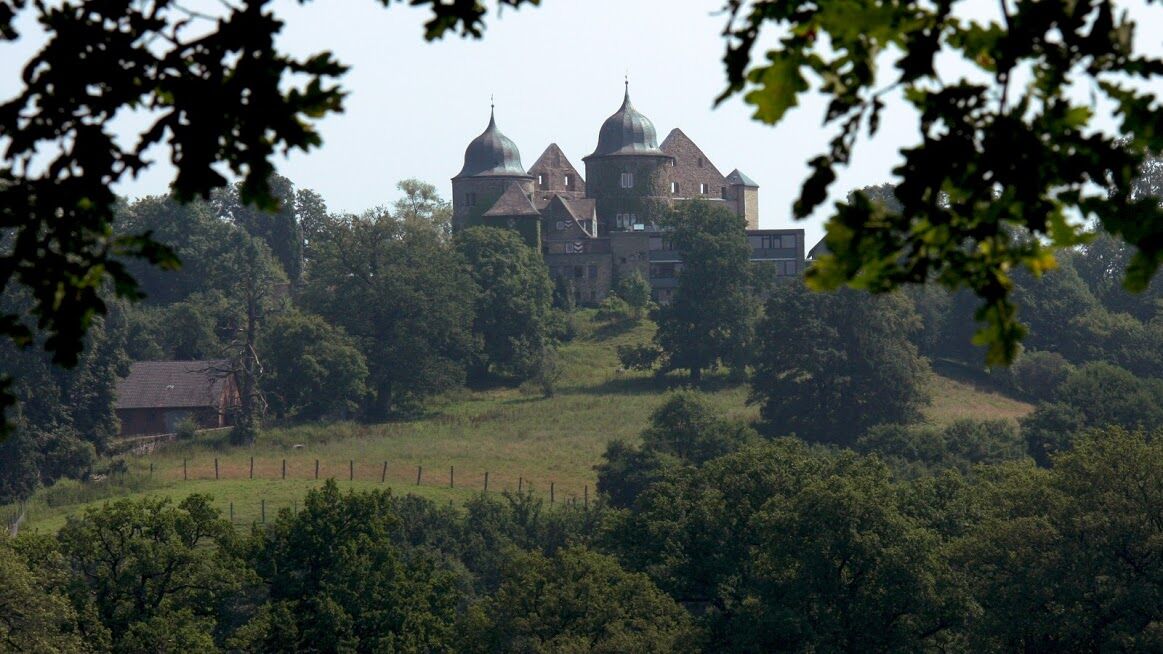  Старовинні замки Європи, де можна залишитися на ніч: список, ціни і фото