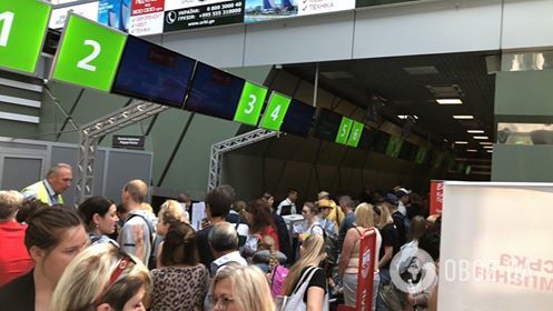"Спали на полу!" В киевском аэропорту произошел новый коллапс с туристами