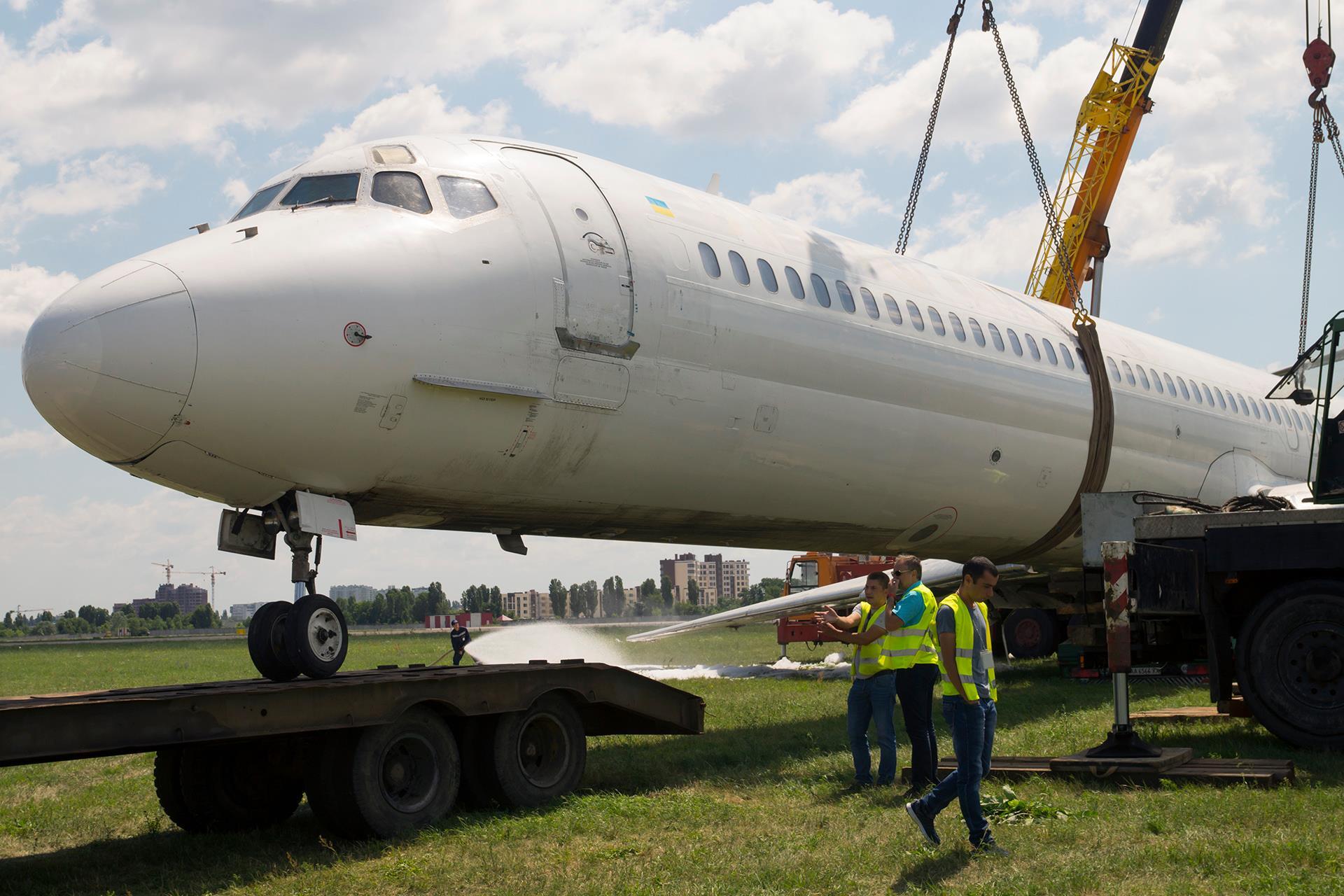 Ледь не розбився при посадці: в "Жулянах" показали, що зробили з 27-річним горе-літаком