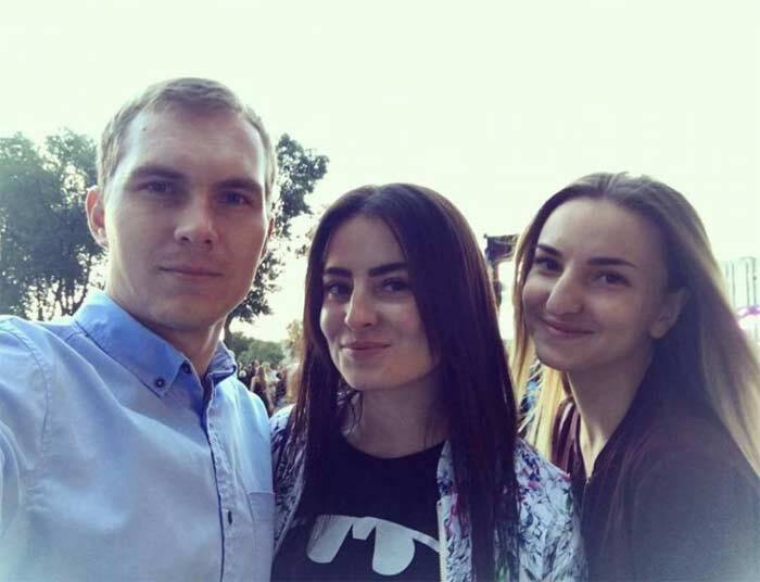 В аварії загинув Олександр Євтєєв і сестра його дружини Діана (праворуч). Дружина Олександра Ксенія (в центрі) сильно постраждала, але вижила