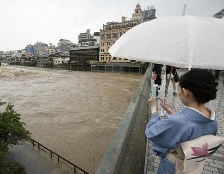 Японія і Китай пішли під воду: є загиблі, евакуйовані тисячі людей