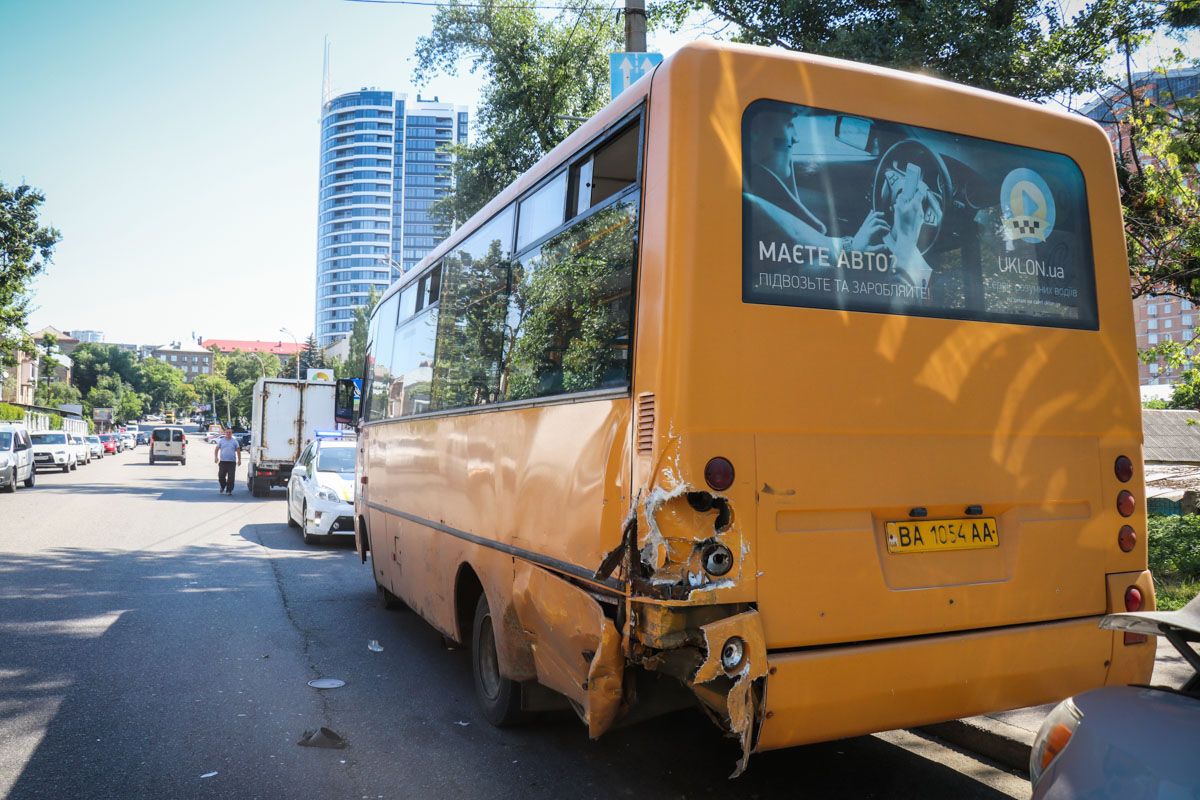 В Киеве авто протаранило маршрутку: есть пострадавшие