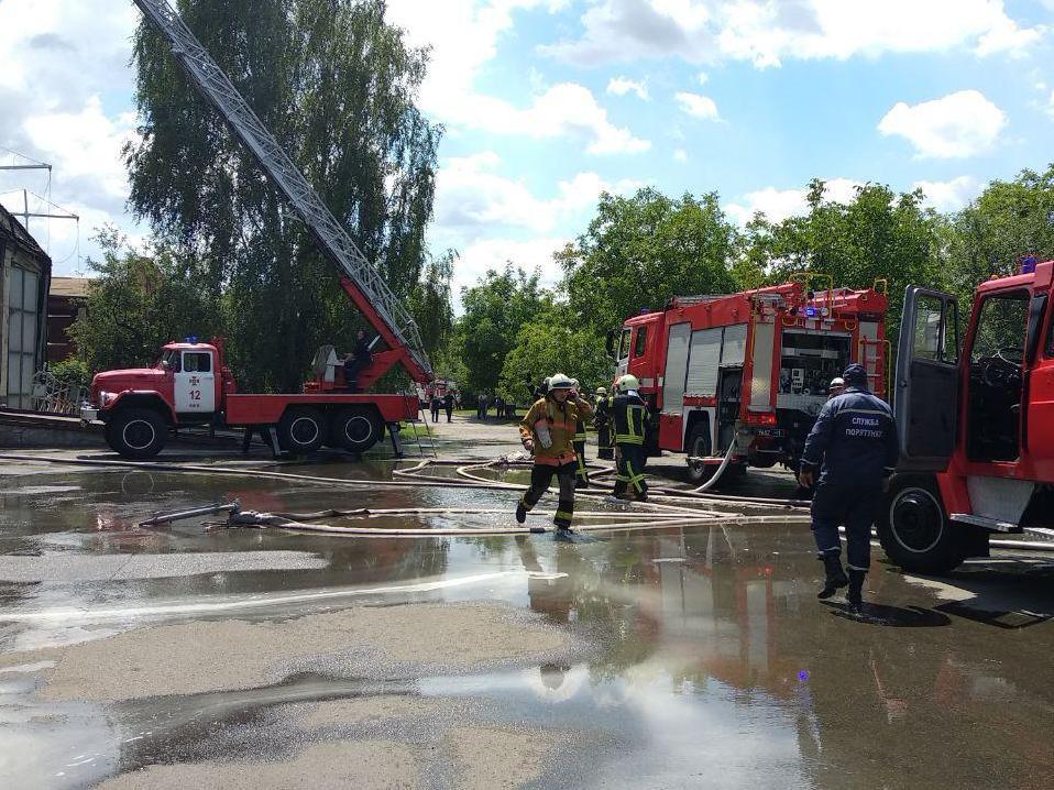 В Киеве разгорелся масштабный пожар на комбинате: опубликованы фото