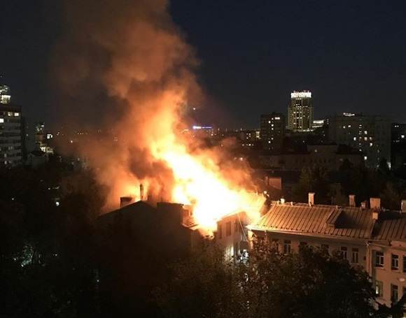 В центре Москвы прогремел взрыв и загорелся жилой дом: опубликованы фото и видео