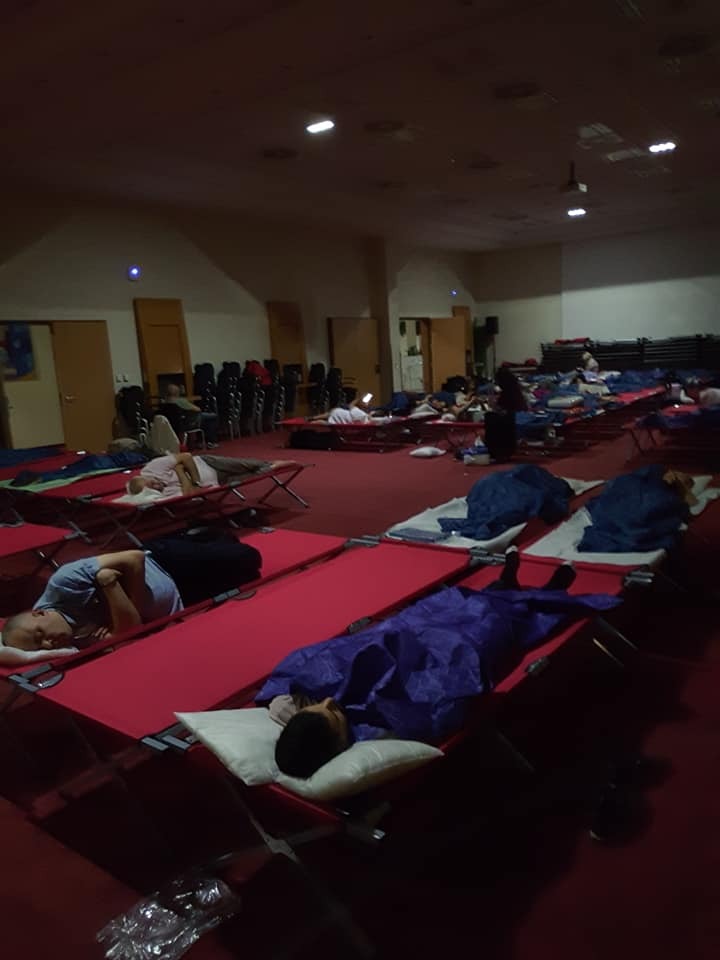 "Как беженцы!" Украинцев заставили спать в аэропорту одной из стран ЕС