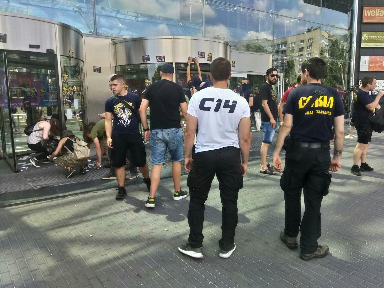 "Прочь из Украины!" В Киеве устроили сюрприз другу Путина