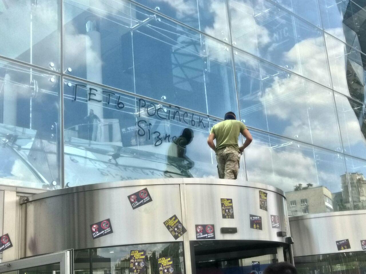 "Прочь из Украины!" В Киеве устроили сюрприз другу Путина