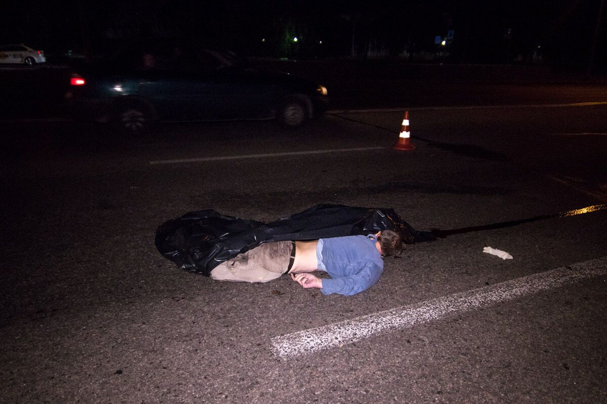 Тягло 50 метрів: у Києві авто на смерть збило чоловіка. Фото і відео 18+