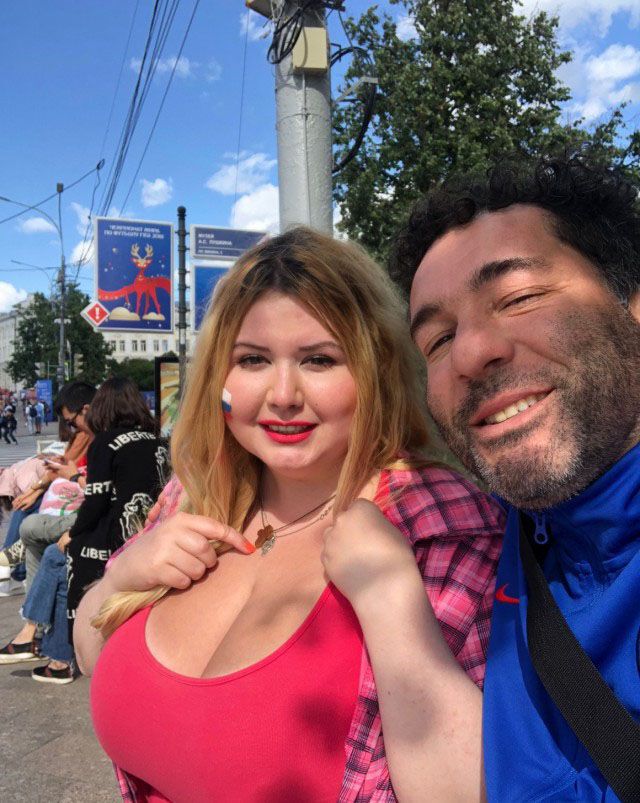 Російська фанатка вразила мережу величезними грудьми