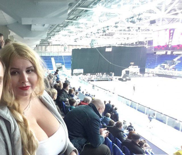 Российская фанатка поразила сеть огромной грудью