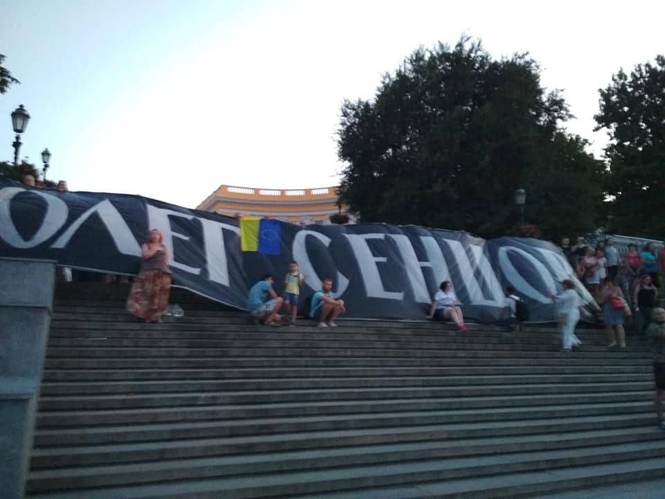 Они не позволяют нам вернуться к прежним граблям