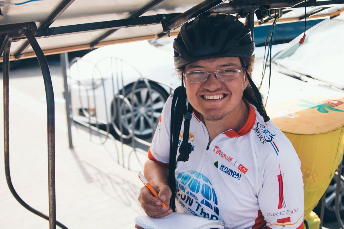 В Китай на "солнечном" велосипеде: необычный путешественник заехал в Киев