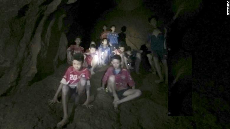 Операция по спасению подростков, которые застряли в пещере