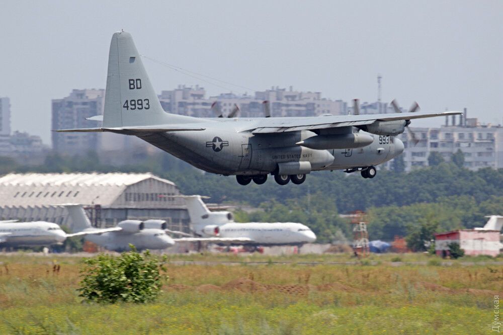 В Черное море вошли военные корабли США, в Одессе приземлились самолеты