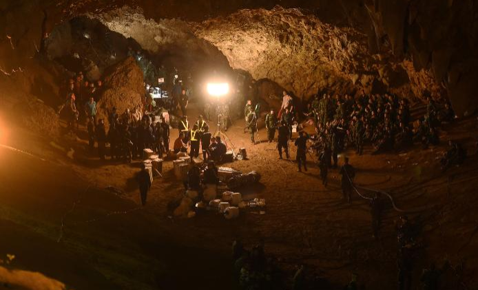 Операция по спасению подростков, которые застряли в пещере