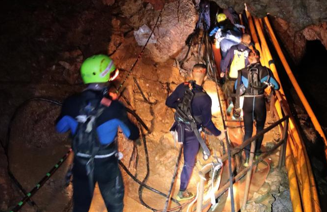 Операція з порятунку зниклих у печері дітей