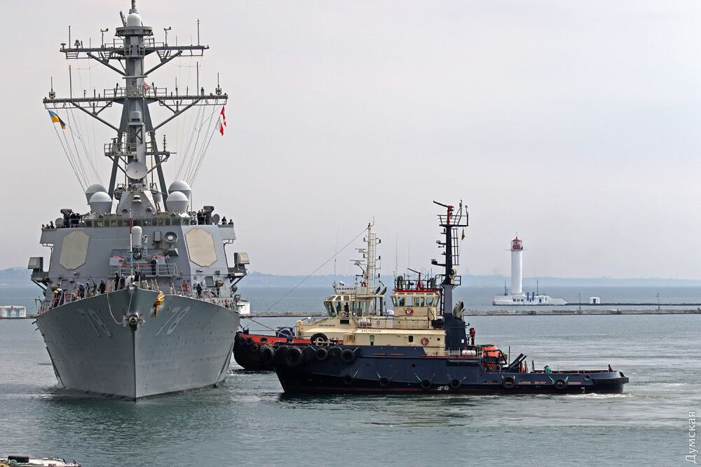 Корабель, який принизив Путіна: що відомо про есмінець США, який прибув в Україну