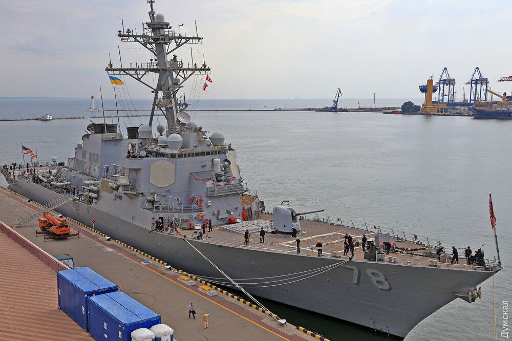 Корабель, який принизив Путіна: що відомо про есмінець США, який прибув в Україну