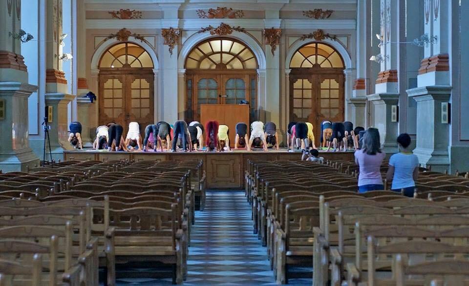 "Це святотатство!" У Львові скандал через йогу в храмі