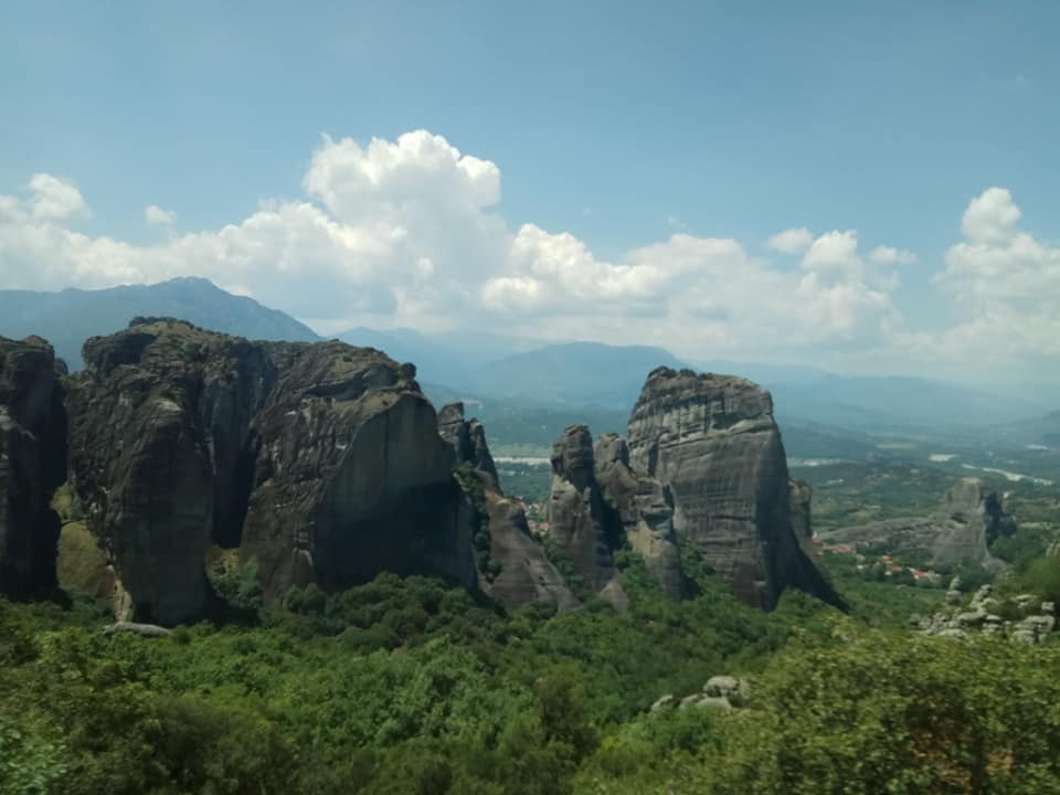 Висят в воздухе: журналистка показала невероятные скалы Греции 