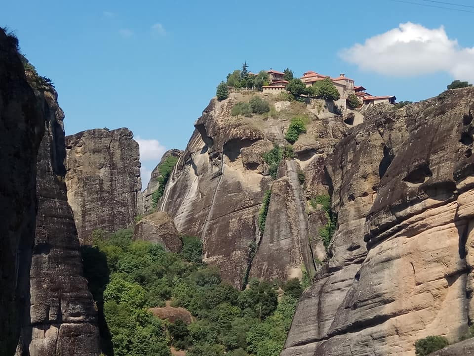 Висять у повітрі: журналістка показала неймовірні скелі Греції