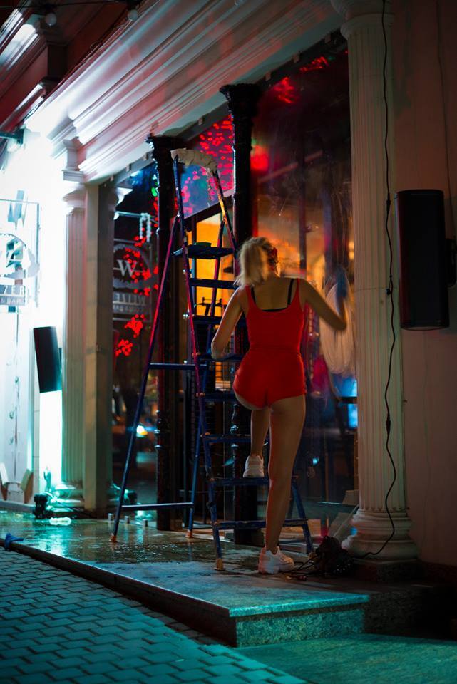 "Шикарный вид": в Одессе девушка мыла окна в пикантном наряде