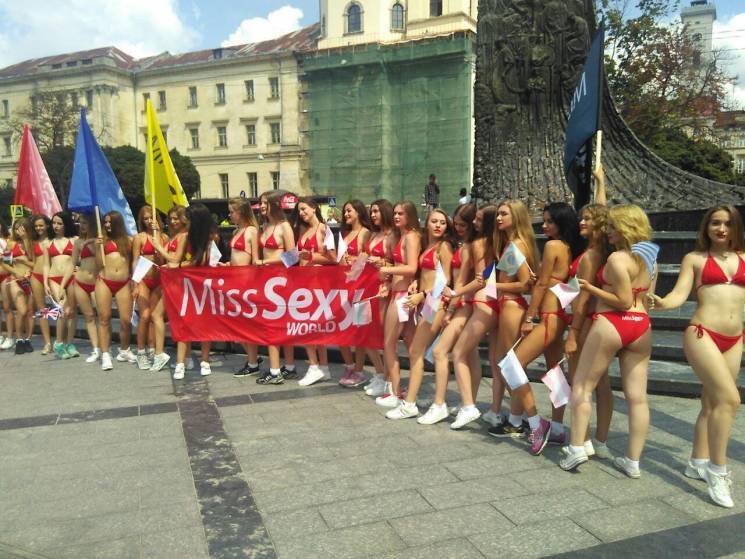 В центре Львова заметили много полуголых девушек: фото