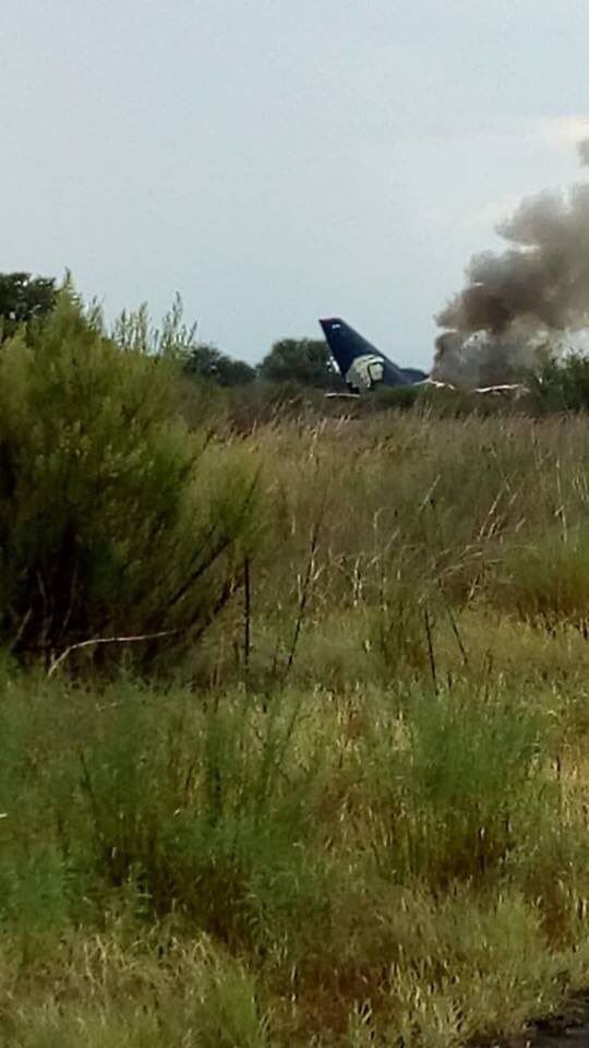 В Мексике рухнул самолет с сотней пассажиров: фото с места ЧП