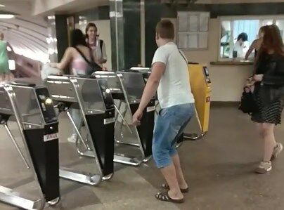 "Красавчик": киевлянин позабавил сеть милой акцией в метро
