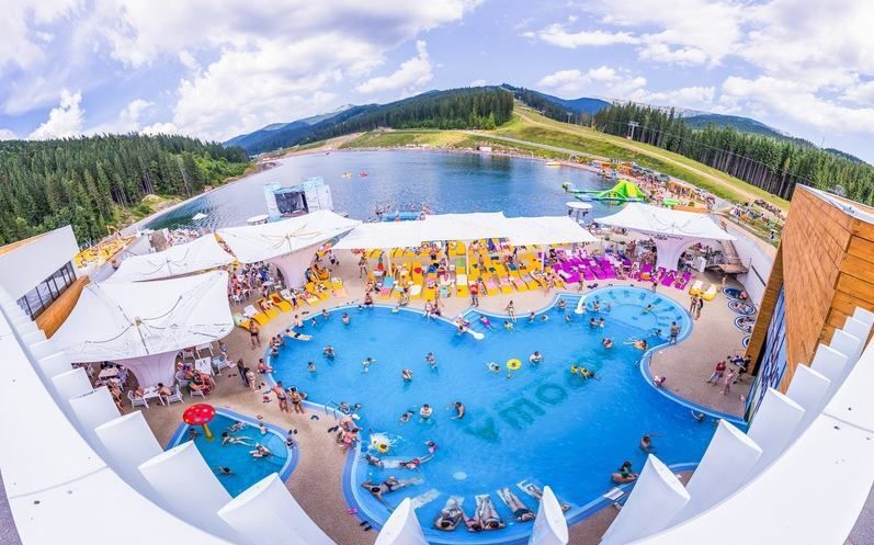 "Ціни на рівні Швейцарії": соцмережі активно обговорюють вартість відпочинку на Буковелі "Ціни на рівні Швейцарії": соцмережі активно обговорюють вартість відпочинку на Буковелі