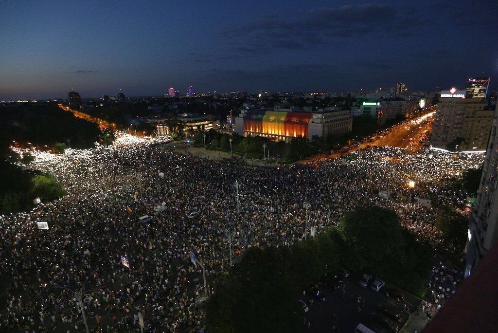 Бухарест охватили массовые акции протеста: более 400 пострадавших. Фото и видео