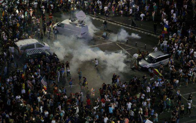 Бухарест охватили массовые акции протеста: более 400 пострадавших. Фото и видео