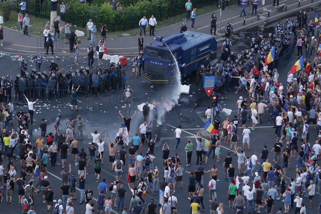 Бухарест охопили масові акції протесту: понад 400 постраждалих. Фото і відео