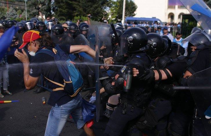 Бухарест охопили масові акції протесту: понад 400 постраждалих. Фото і відео