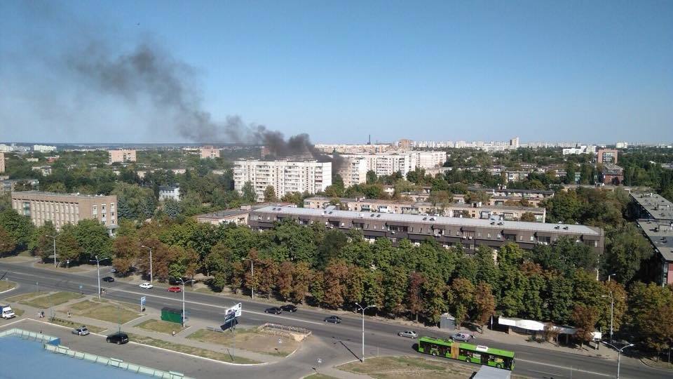 Вилітали вікна і двері: у Харкові прогримів потужний вибух. Перші фото і відео