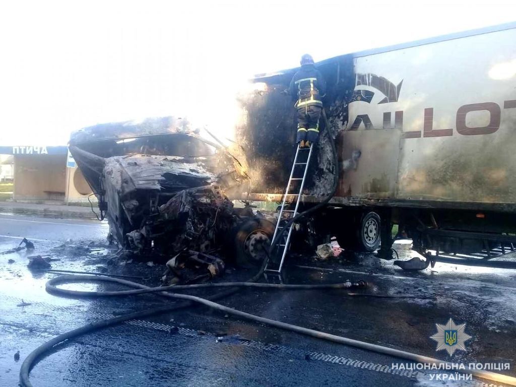 Сгорел заживо: под Ривне произошло страшное ДТП с грузовиком. Появились фото и видео