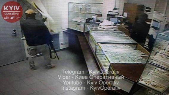 Застрелили охранника: в Киеве произошел вооруженный налет на "ювелирку"