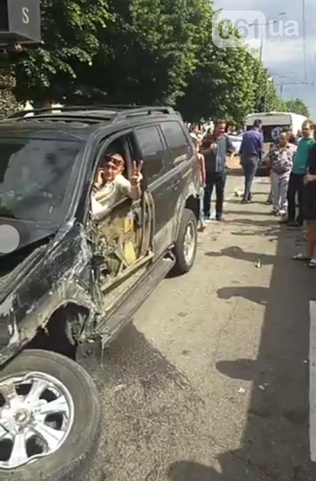 Виновнику масштабного ДТП, сбившему 7 автомобилей в центре Запорожья, присудили штраф и условный срок