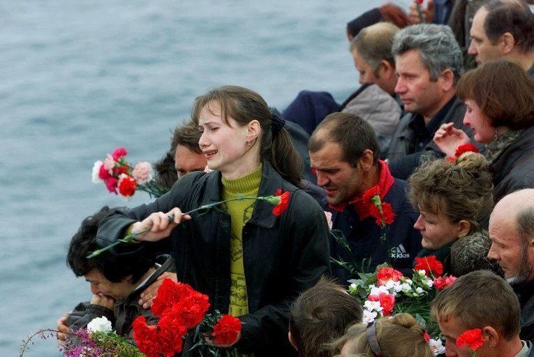 Рідні підводників кидають квіти у Баренцове море