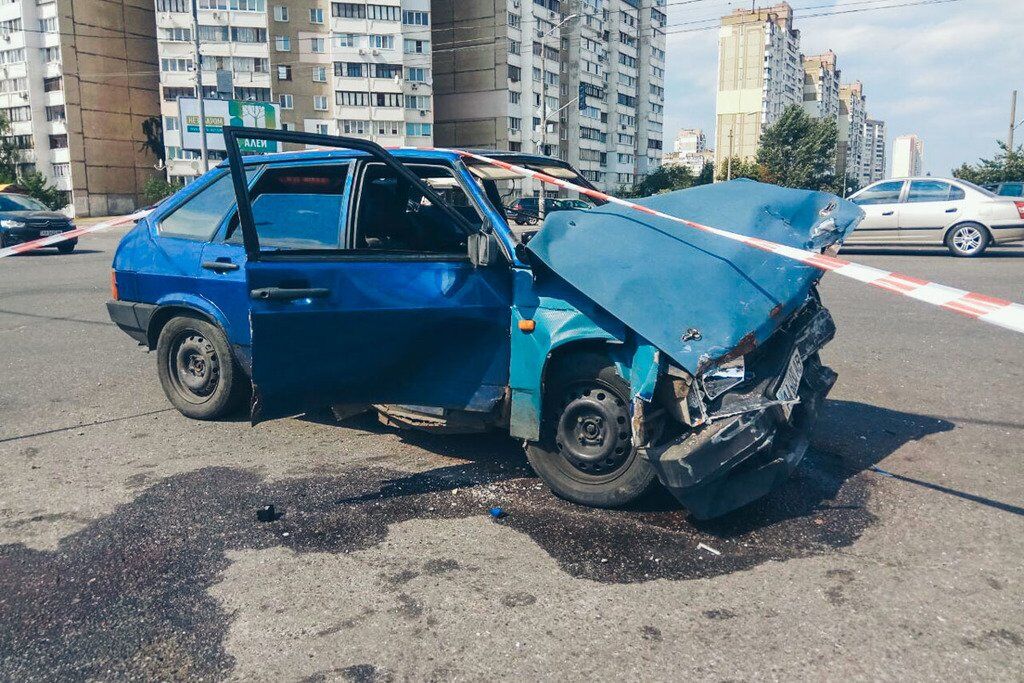 У Києві авто влетіло у натовп пішоходів: з'явилися фото і відео