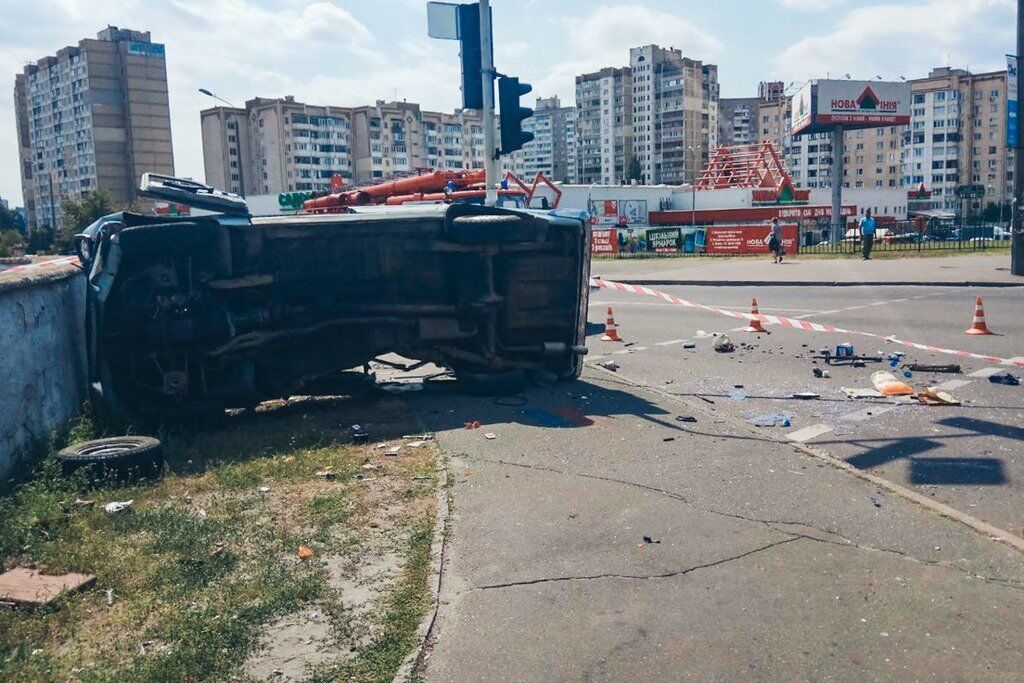 У Києві авто влетіло у натовп людей: поліція повідомила про постраждалих