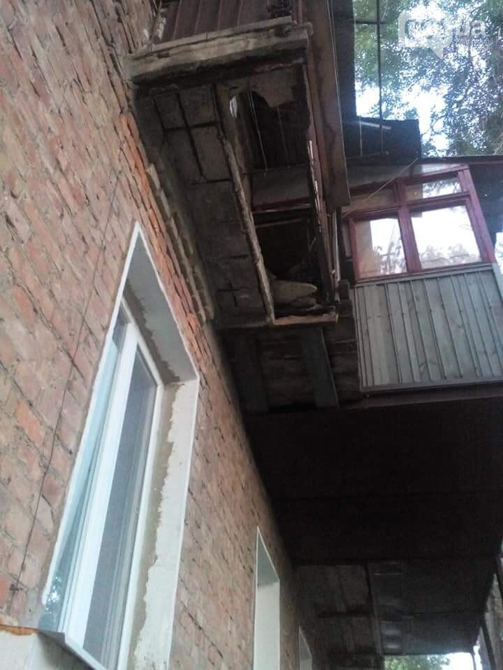 В Запорожье обрушился балкон вместе с девушкой