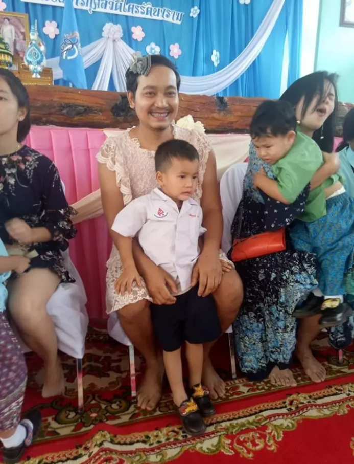 В платье ради детей: отец-одиночка в Таиланде восхитил сеть смелым поступком