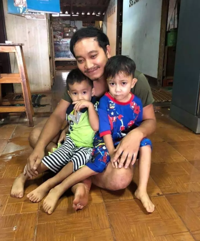 У платті заради дітей: батько-одинак ​​у Таїланді вразив мережу сміливим вчинком